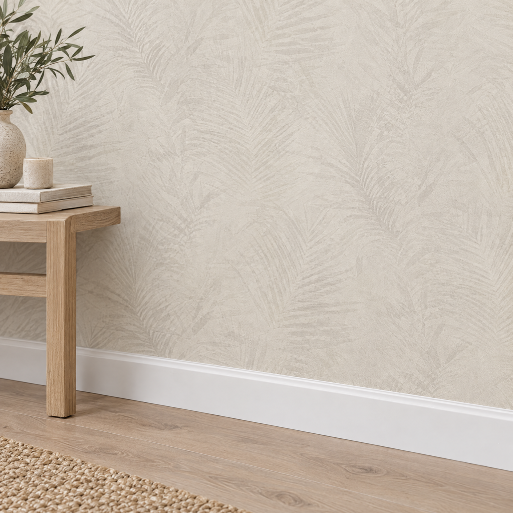 Gros plan sur le papier peint végétal beige et taupe au niveau de la plinthe