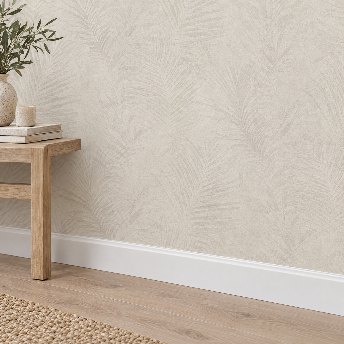 Gros plan sur le papier peint végétal beige et taupe au niveau de la plinthe