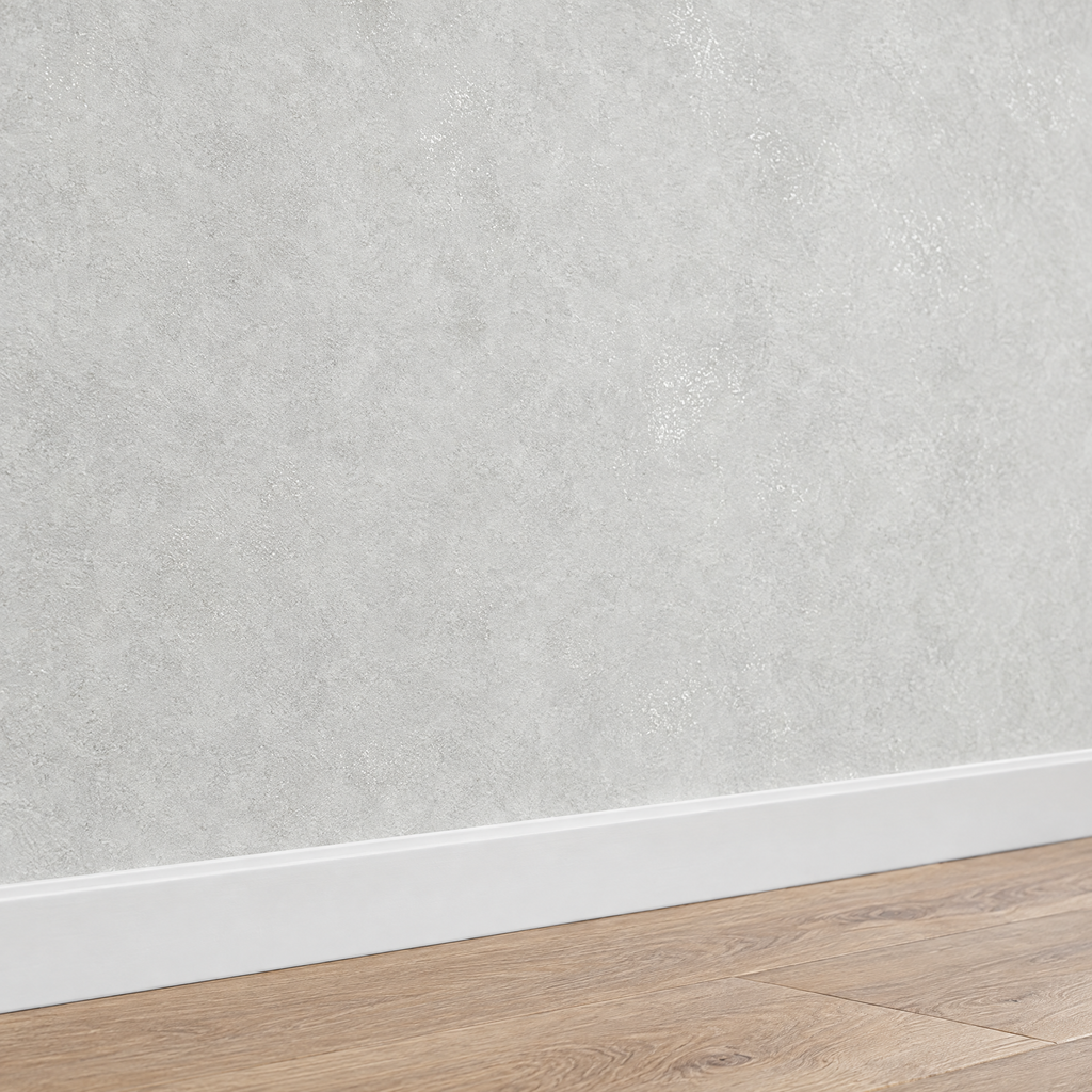 Papier peint uni effet béton gris clair, détail avec plinthe