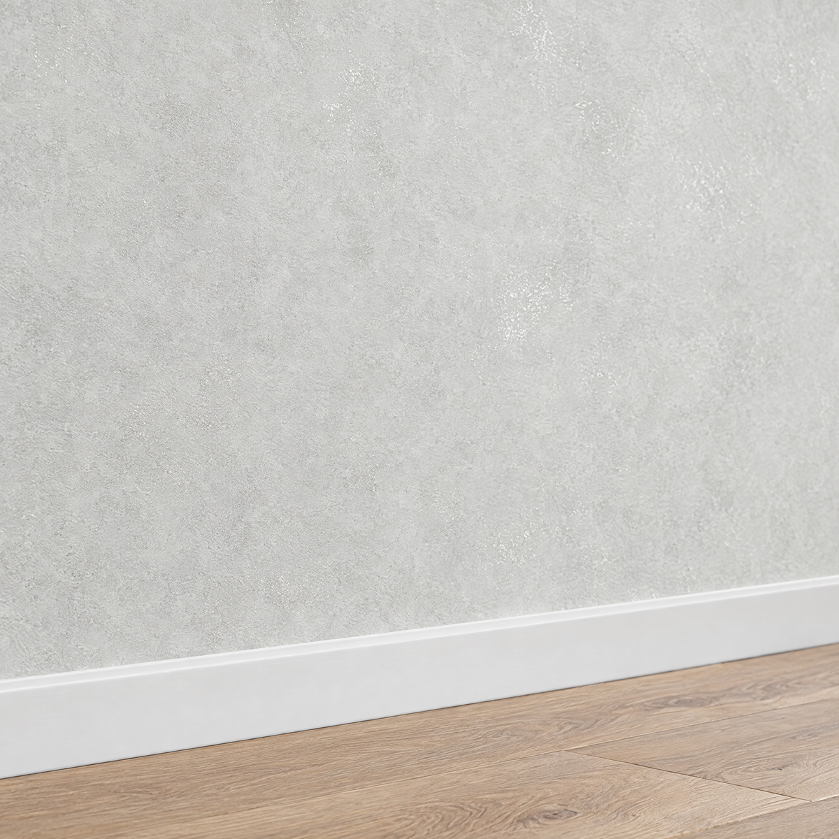 Papier peint uni effet béton gris clair, détail avec plinthe
