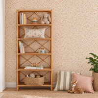Papier peint petites fleurs enfant rose, beige et vert dans une salle de jeux