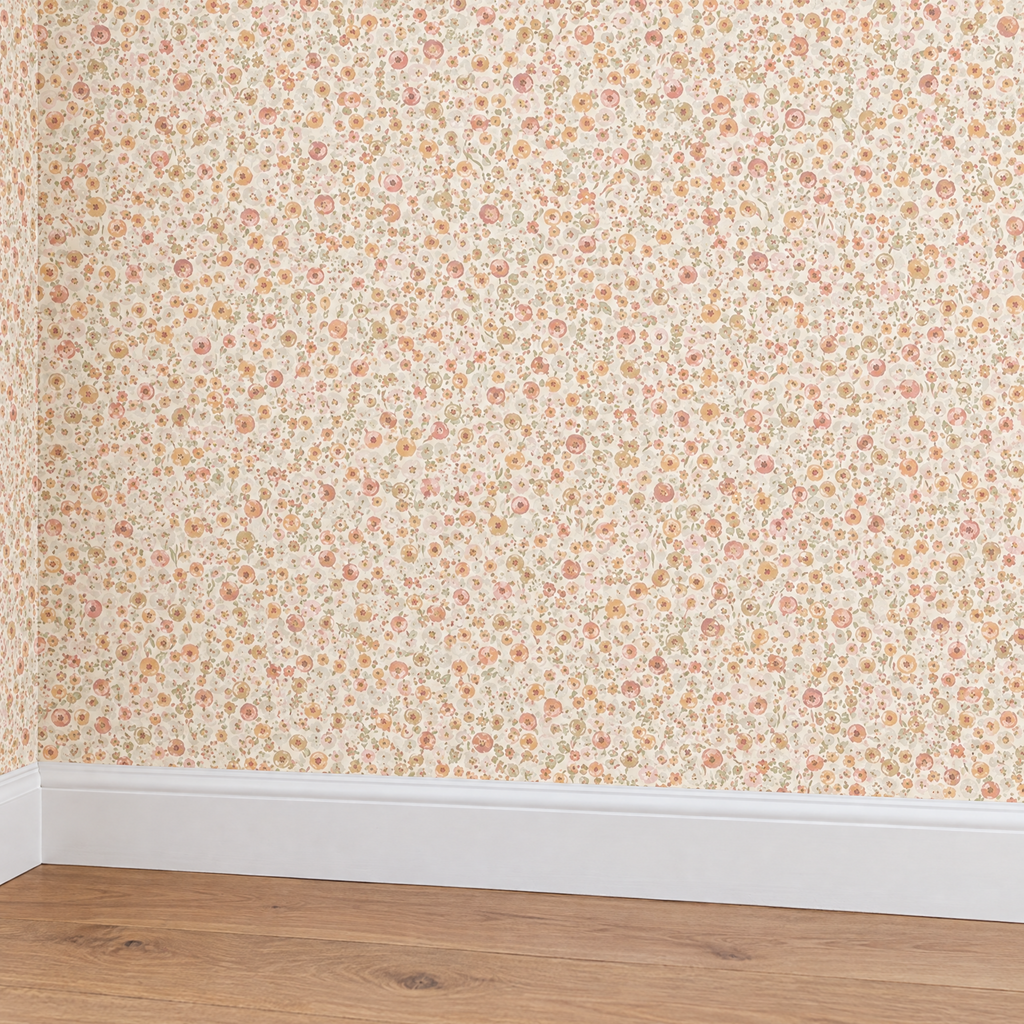 Papier peint petites fleurs enfant rose, beige et vert, détail avec plinthe