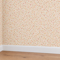 Papier peint petites fleurs enfant rose, beige et vert, détail avec plinthe