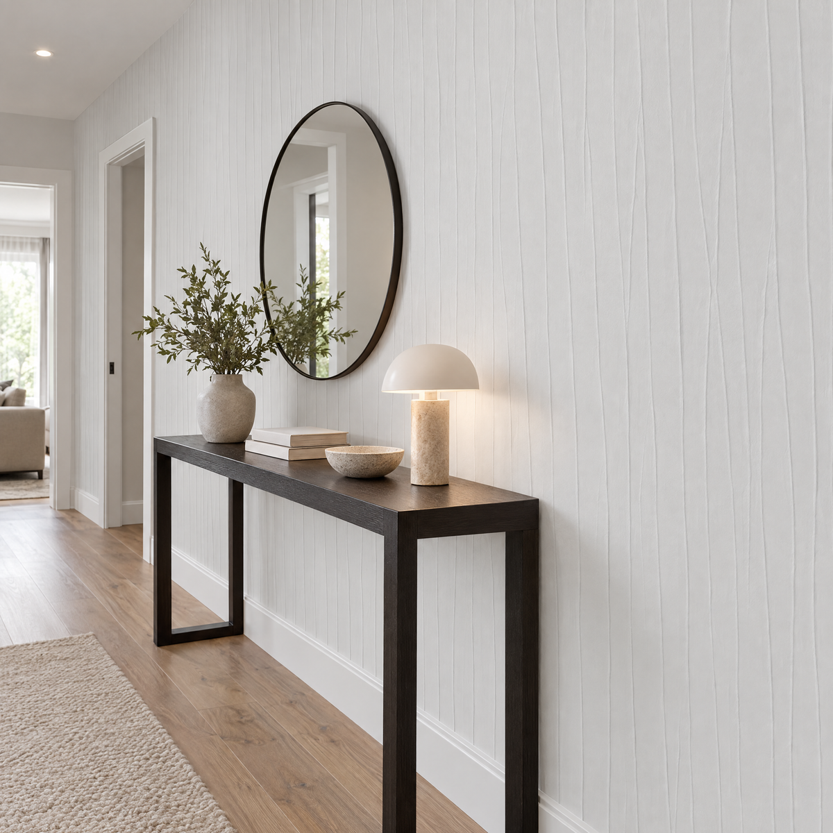 Papier peint blanc effet froissé dans un couloir, vue de côté