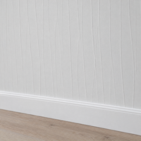 Papier peint blanc effet froissé, gros plan sur la plinthe