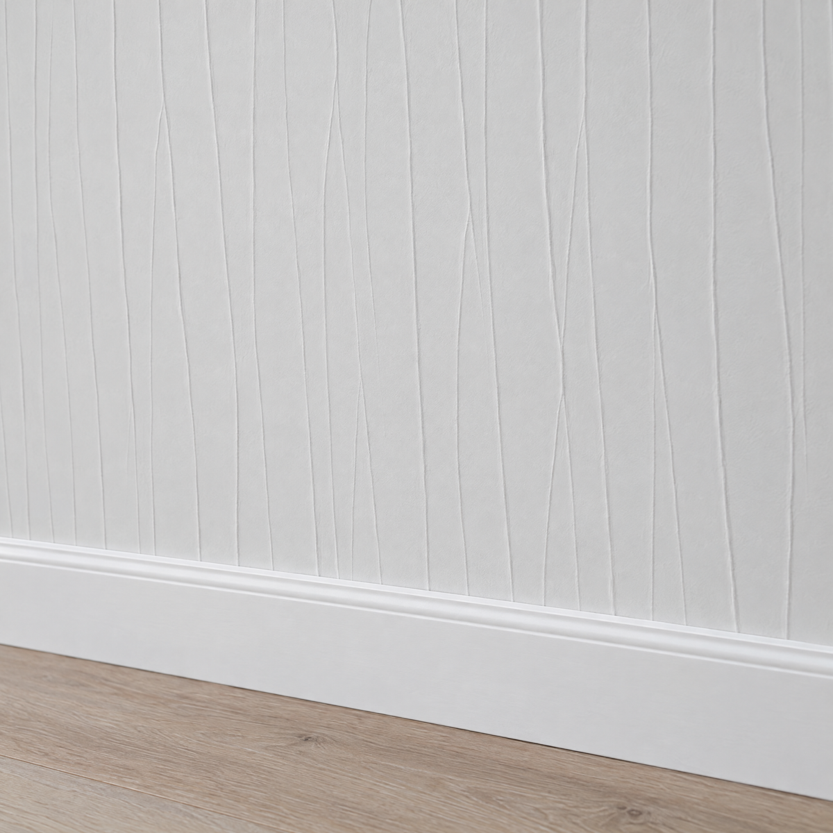 Papier peint blanc effet froissé, gros plan sur la plinthe