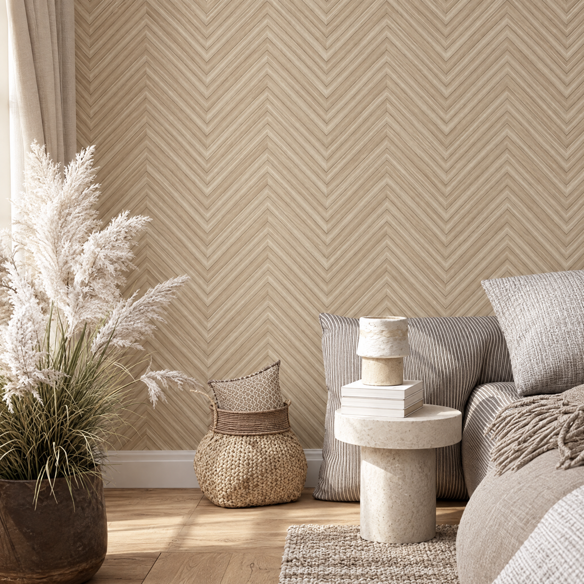 Gros plan du papier peint chevrons beige et crème contre la plinthe blanche