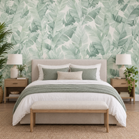 Papier peint feuilles tropicales vert et blanc dans une chambre