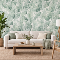 Papier peint feuilles tropicales vert et blanc dans un salon