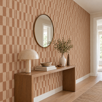 Papier peint motif carrelage marron et beige dans un couloir, vue de côté