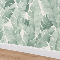 Papier peint feuilles tropicales vert et blanc, détail avec plinthe