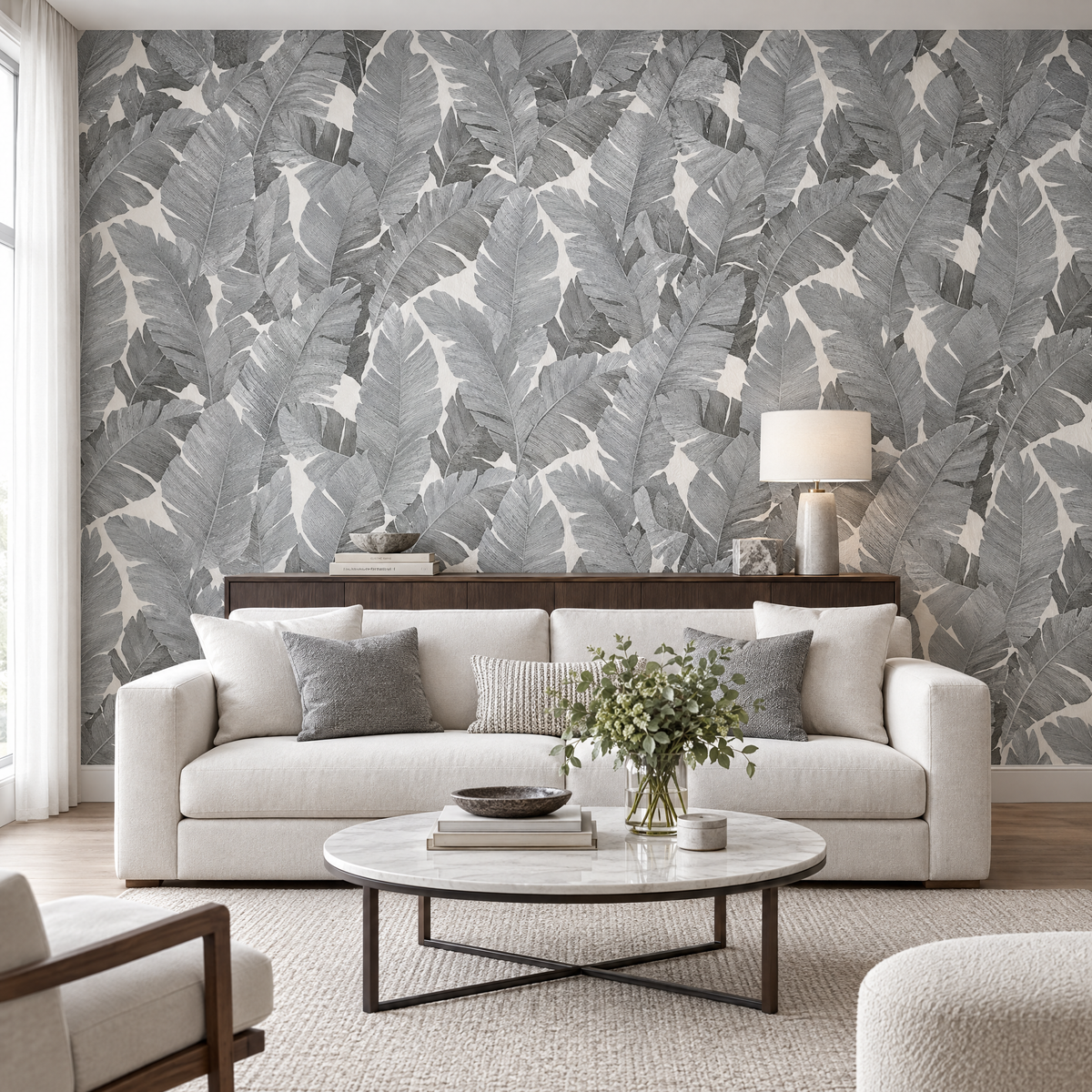 Papier peint grandes feuilles grises et blanches dans un salon, vue de face