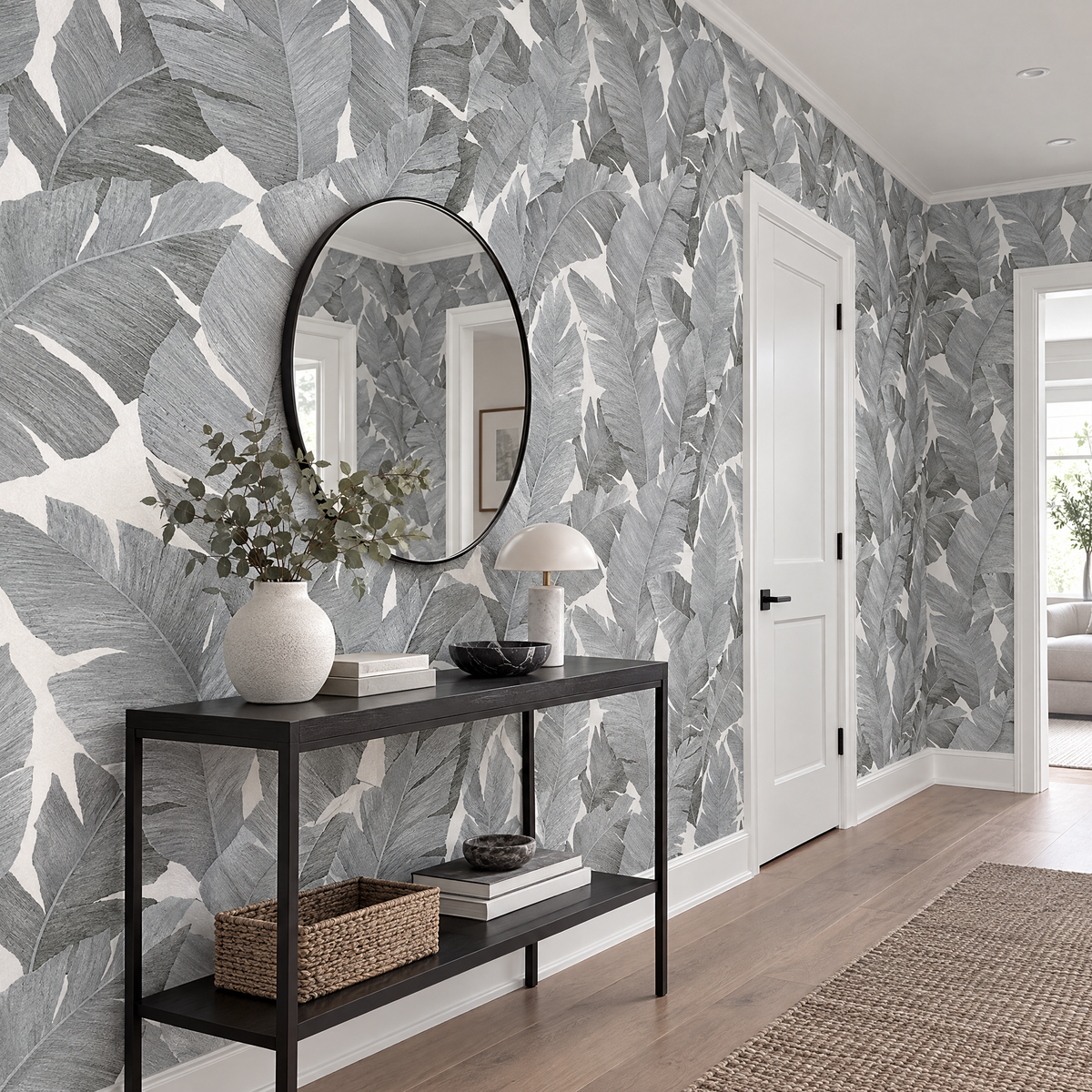 Papier peint grandes feuilles grises et blanches dans un couloir, vue de côté