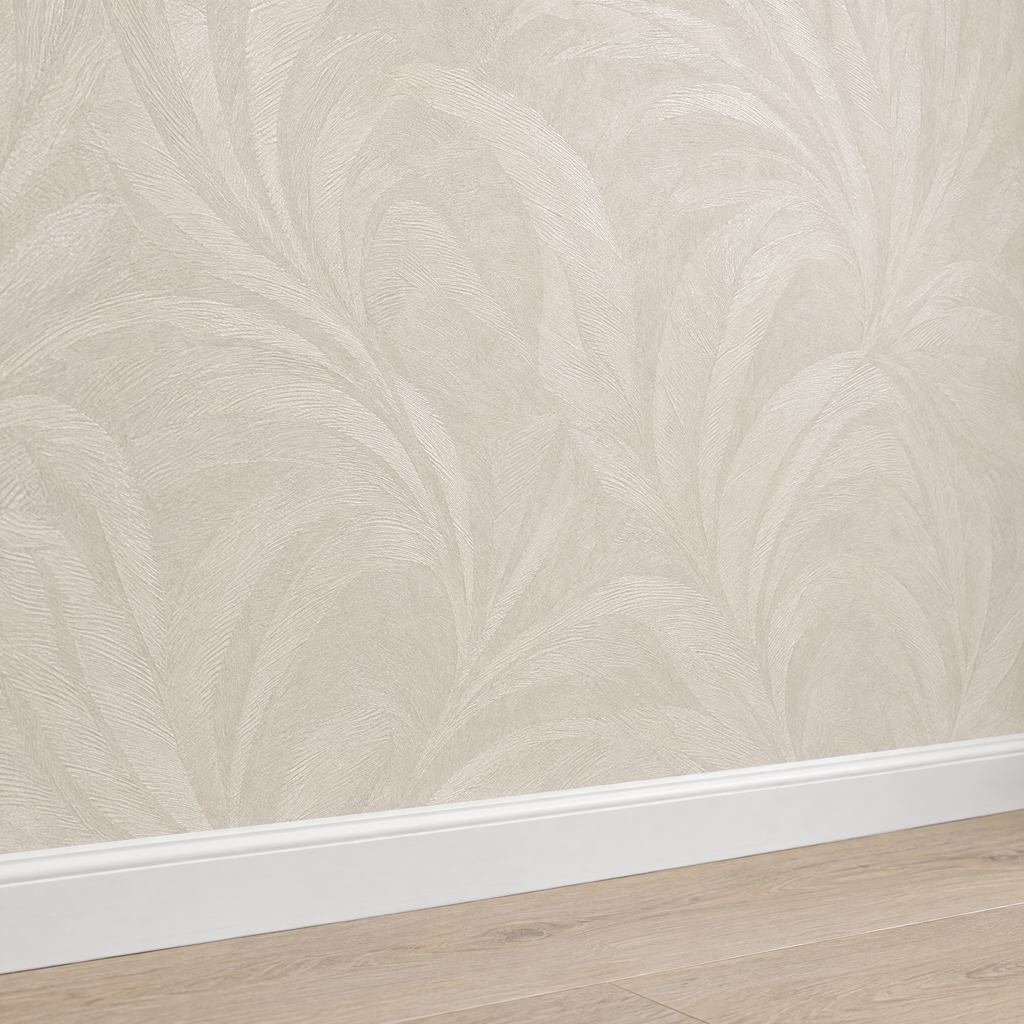 Papier peint feuillage tonal beige crème effet brillant, gros plan sur la plinthe